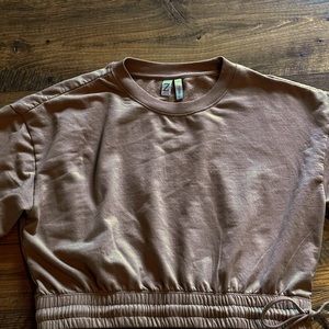 Cute, trendy, cropped long sleeve with tie